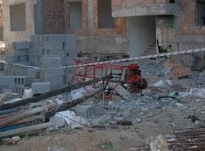 13 katlı binanın iskelesi çöktü: 2 işçi öldü