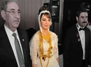 AK Parti'li vekil oğlunu evlendirdi, gelin altınları taşıyamadı