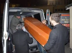 Alkollü kocasını boğdu
