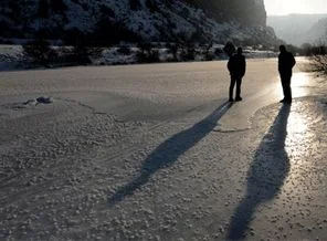 Aras Nehri'nin üzeri buzla kaplandı