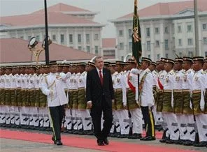 Başbakan askeri törenle karşılandı