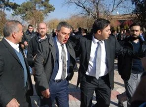 Başkan adayı tekme tokat dövüldü