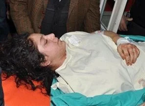 Bilezikler için hamile kadının bileklerini kesti