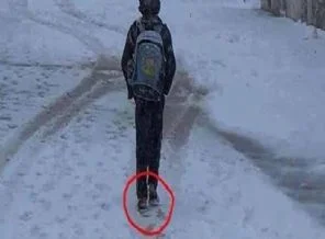 Bizi affet çocuk! Çok şey anlatan kare