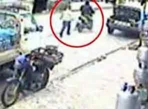 Boynuna ip takıp gezdirilen çocuğun babası: Ustası şaka yapmış