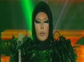 Bülent Ersoy başörtüsü taktı!
