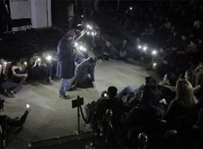 Cep telefonu ışığında tiyatro