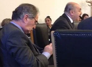 Günay, CHP'lilerin yanına oturdu!