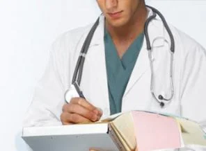 Hakaret ettiği doktor ilk müdahalesini yaptı