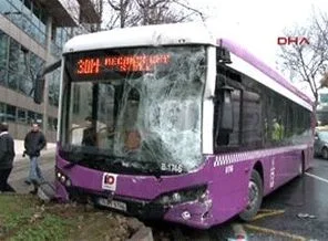 Halk otobüsleri çarpıştı