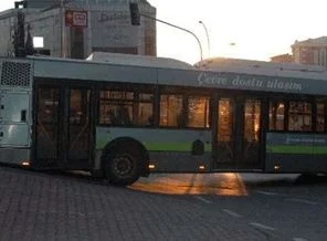 Halk otobüsü yolun ortasında asılı kaldı