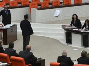 HSYK görüşmelerinde yumruklar değil bakın neler havada uçuştu