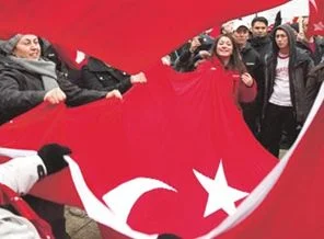 İsveç'teki Türkler ayaklandı
