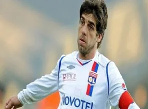 Juninho futbola veda etti
