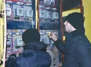 Kaçak elektrikle tarlaya mobil trafo