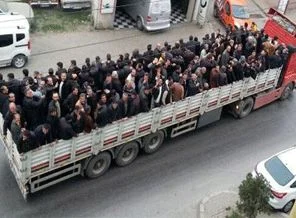 Kamyon şoförleri TIR'la eyleme gitti