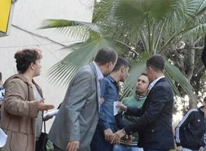 Karnesinde zayıf olan öğrenciler öğretmeni dövdü