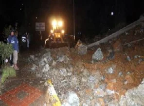 Kayalar 25 metreden yola düştü