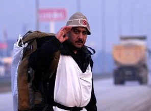 Kefeni giydi Erdoğan'a destek için yürüyor