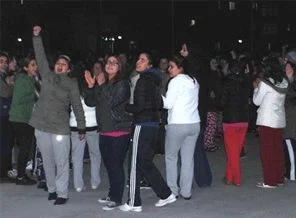 Kız öğrencilerden gasp eylemi
