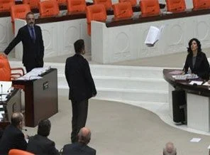 Meclis'te kitapçıklar havada uçuştu