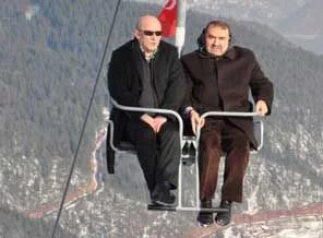 Milletvekili ve belediye başkanı havada asılı kaldılar