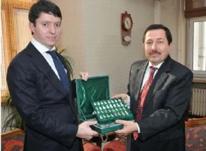 O vali Çeçen Başbakan'a da satranç hediye etti