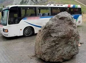 Sağanak yağış dağdan kaya kopardı