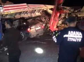 TIR'ın altına giren cip üç kişiye mezar oldu