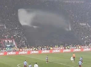 Trabzonspor taraftarı pankart açtı, LİG TV göstermedi