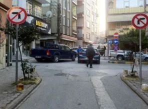 Trafik levhaları kafa karıştırıyor