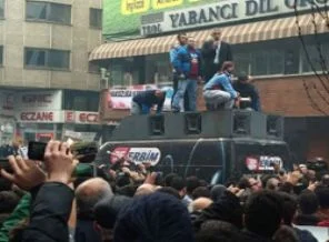 Tüm kent sokağa döküldü