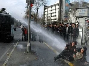 Üç eylemciye TOMA'lı müdahale