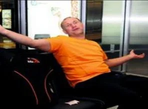 Uçağı kaçırınca kapıları kırdı