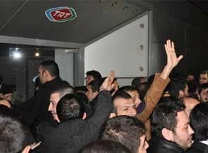 Ülkü Ocakları üyeleri, TRT'yi bastı