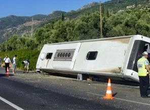 Yolcu otobüsü kaza yaptı: Çok sayıda yaralı var