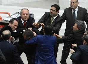 Yumruk atan AK Parti'li Saral'a ceza