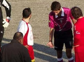 10 dakikada kendi kalelerine 8 gol attılar!