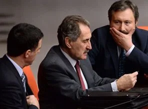 AK Parti'den istifa eden 3 vekilden tahliye tepkisi