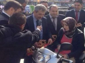 Akülü arabaya kırmızı kurdeleli açılış