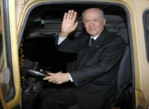 Bahçeli kamyon direksiyonunda