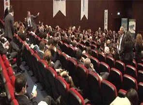 Bakan yardımcısına tepki gösterip salonu boşalttılar