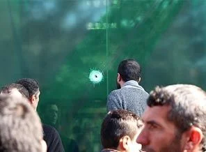 Bankayı soydular, kaçarken paralar yollara saçıldı