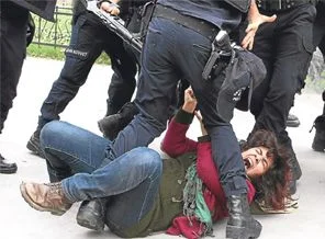 Başbakan protestosunda karar: Öğrenciyle polis birbirini ezmiş!