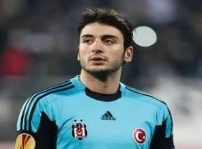 Beşiktaş'ın kalecisi Cenk hastaneye kaldırıldı