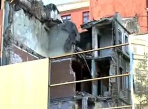 Beyoğlu'nda bina çöktü: 4 kişi enkazın altında