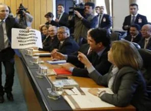 CHP'li Nur Serter'den bakana dershane protestosu