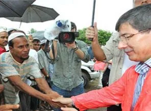 Davutoğlu'nun söz verdiği yardımlar Arakanlılara ulaştı