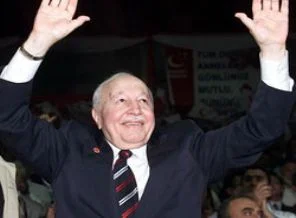Erbakan mezarı başında dualarla anıldı