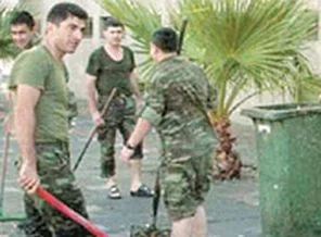 Erler komutanlarını şikayet etti